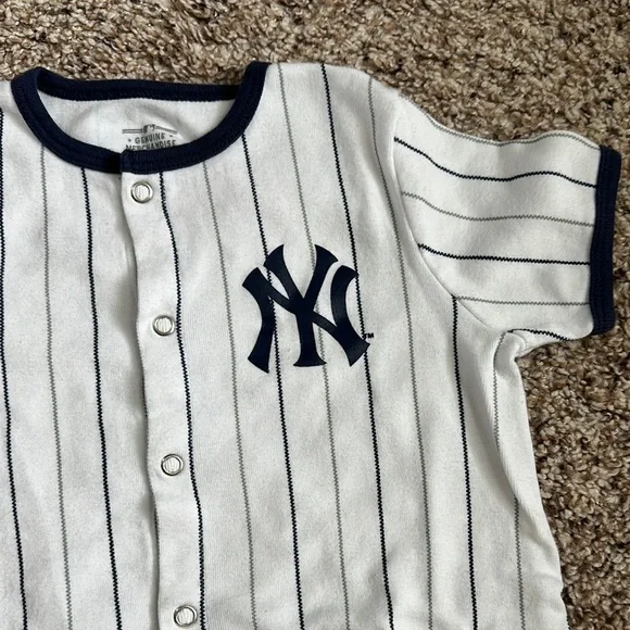 TODDLER NEW YORK YANKEES SNAP ROMPER - Picture 2 of 8